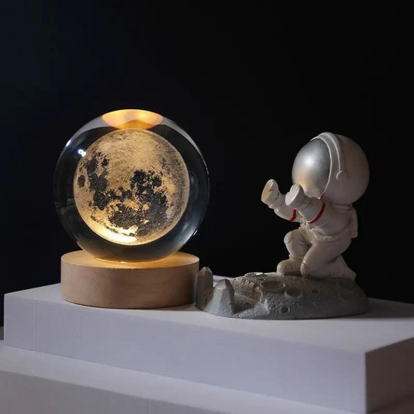 Декоративный ночник "Луна" в виде хрустального шара с 3D эффектом, создает расслабляющую атмосферу в спальне