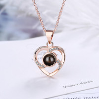 Женское ожерелье Heart с сердечным кулоном и проекцией "Я тебя люблю" на многих языках