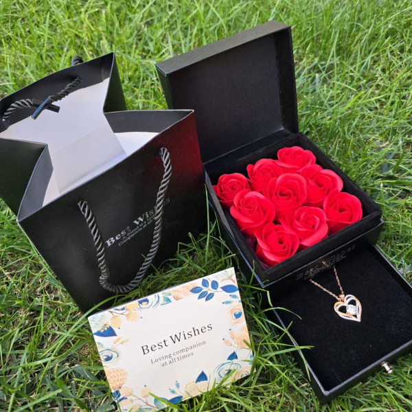 Подарочный набор мыльных роз Best Wishes (9 шт) в черной коробке с кулоном Сердце Heart Love